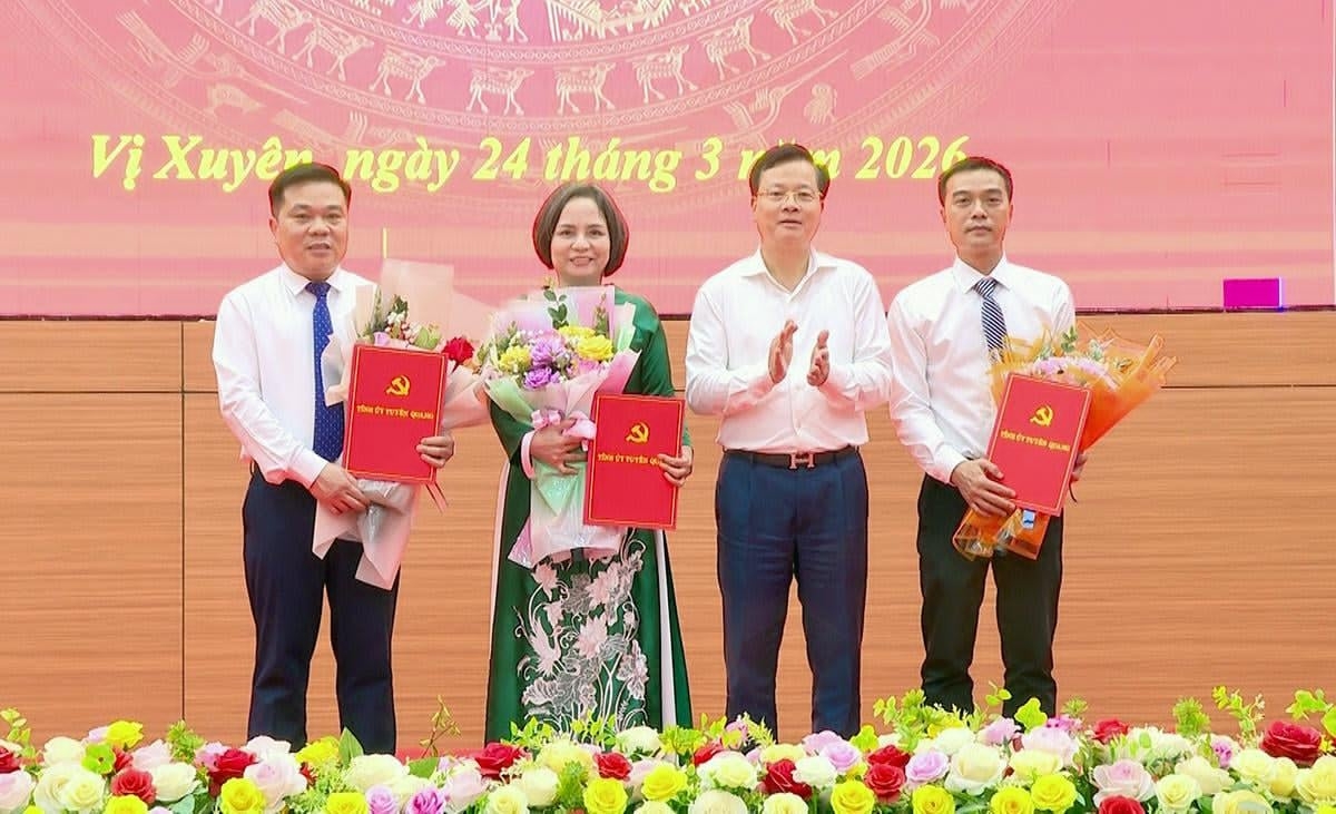 Tuyên Quang công bố các quyết định về công tác cán bộ